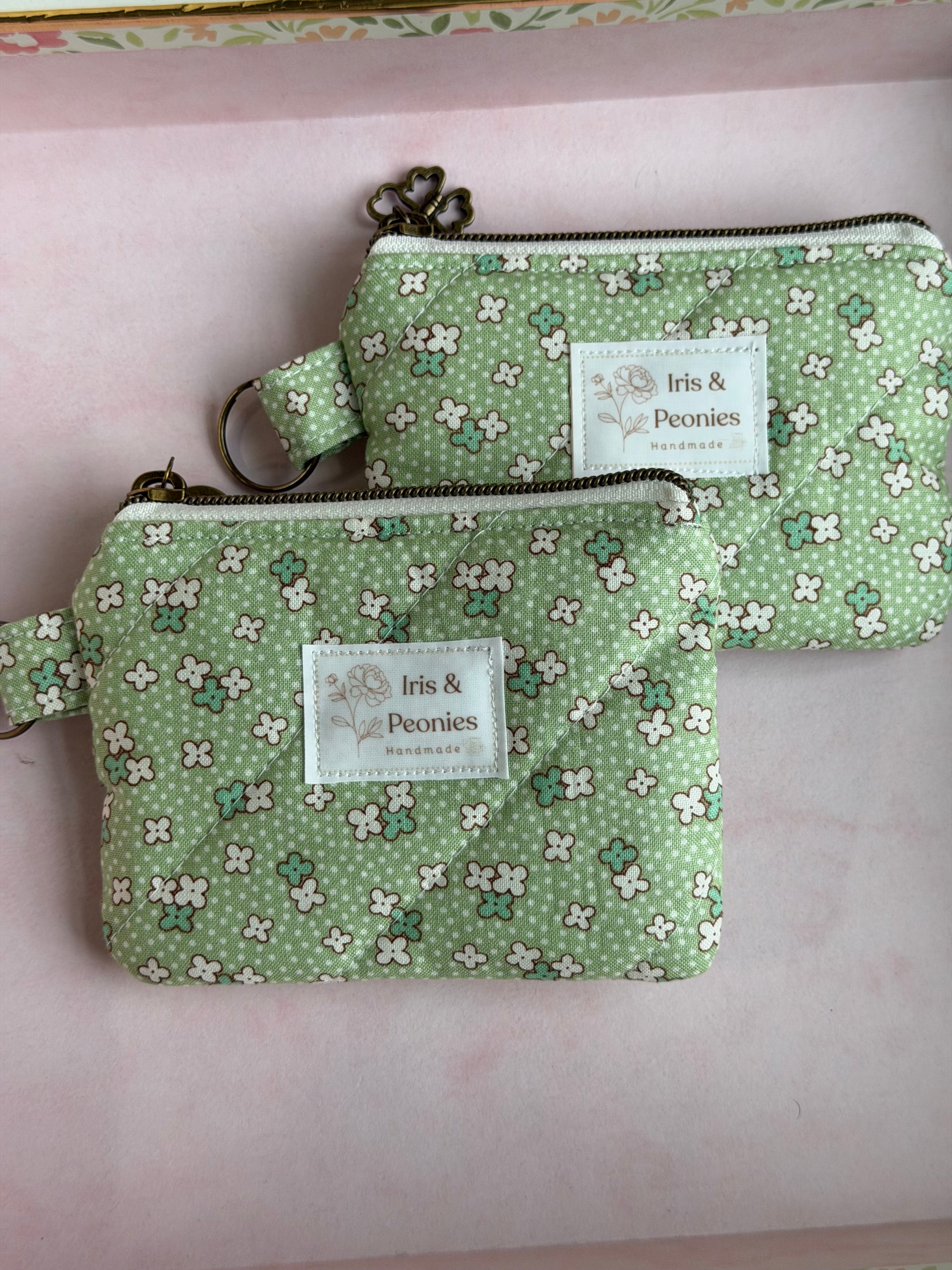 Keychain Wallet - Dotted Green Clover Field